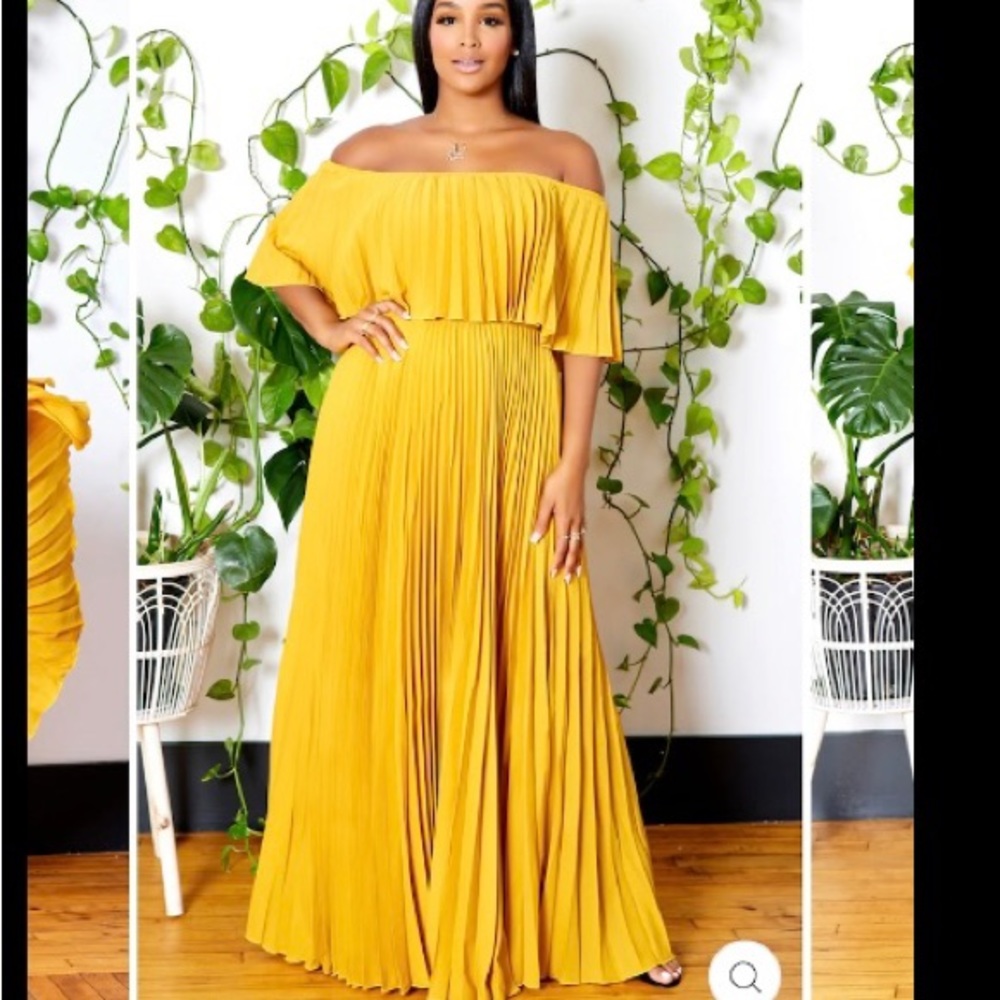 Beautiful mustard pleated off shoulder dress szS. Worn once. Cute for datenite💕